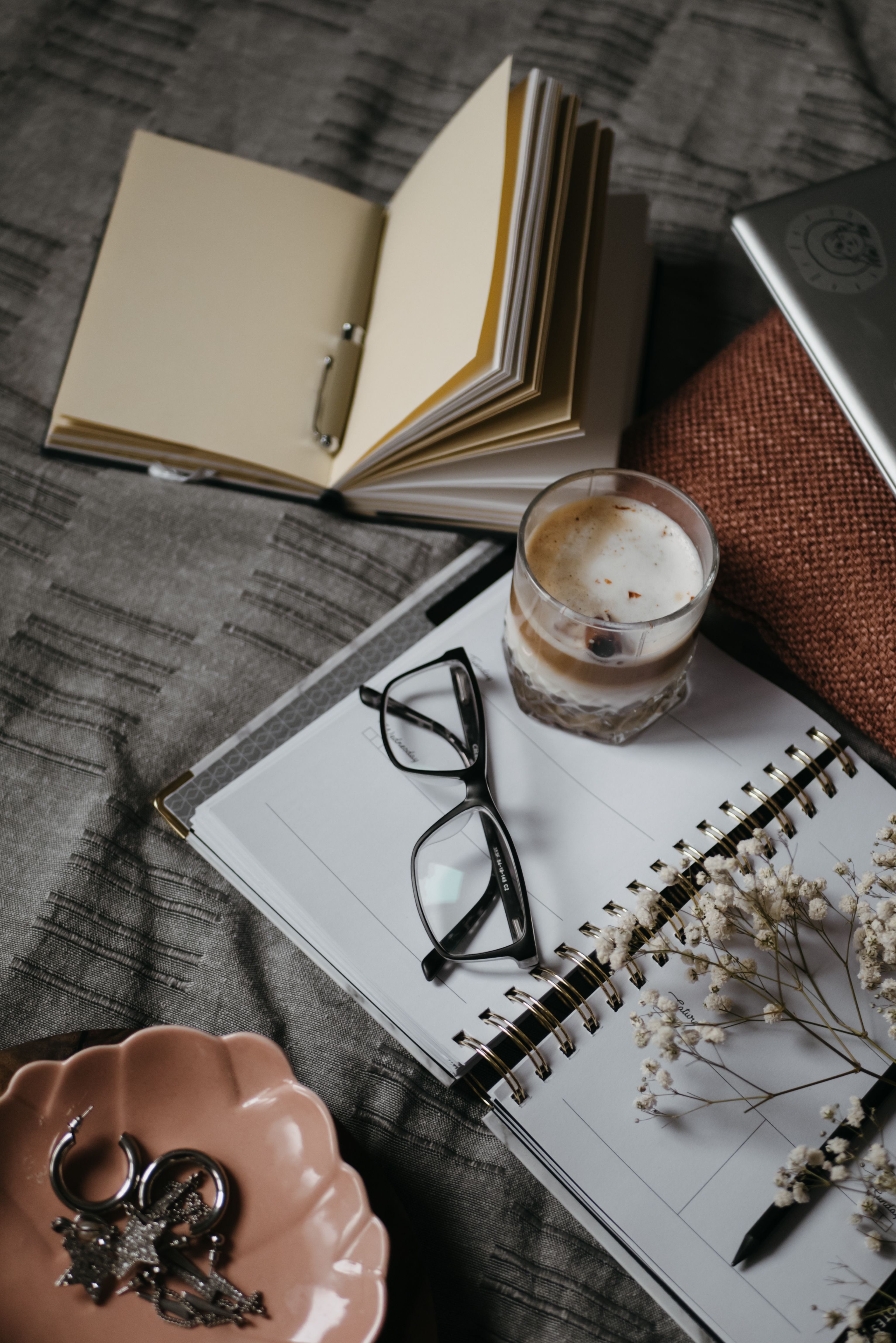 Agenda, libretas y café para planificar la semana
